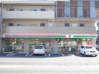 Convenience store. 800m to Seven-Eleven (convenience store)