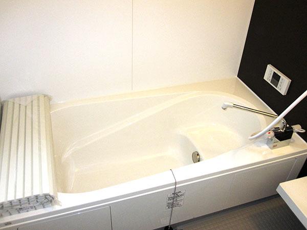 Bathroom. Light full bathroom in which the white tones