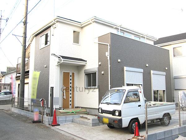 Local appearance photo. Plenty of sunshine and a pleasant breeze pour in residence