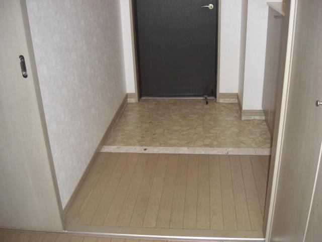 Entrance. Local (July 2013) Shooting