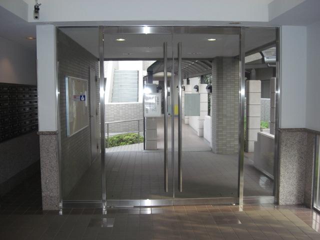 Entrance. Common area lobby