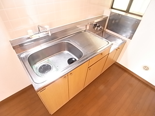 Kitchen. The kitchen is two-burner stove can be installed.