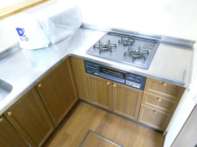 Kitchen. L-shaped kitchen is up to the under-floor storage.