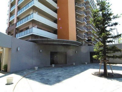 Building appearance. Stylish entrance with a porte-cochere