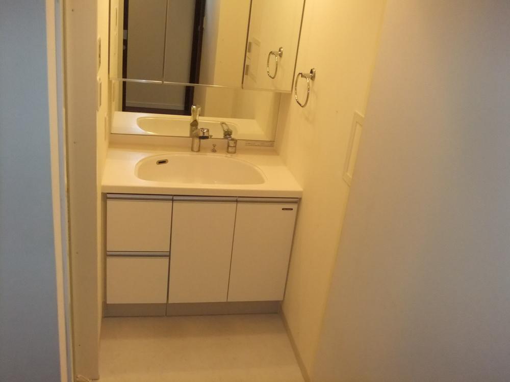 Wash basin, toilet. Indoor (10 May 2013) Shooting