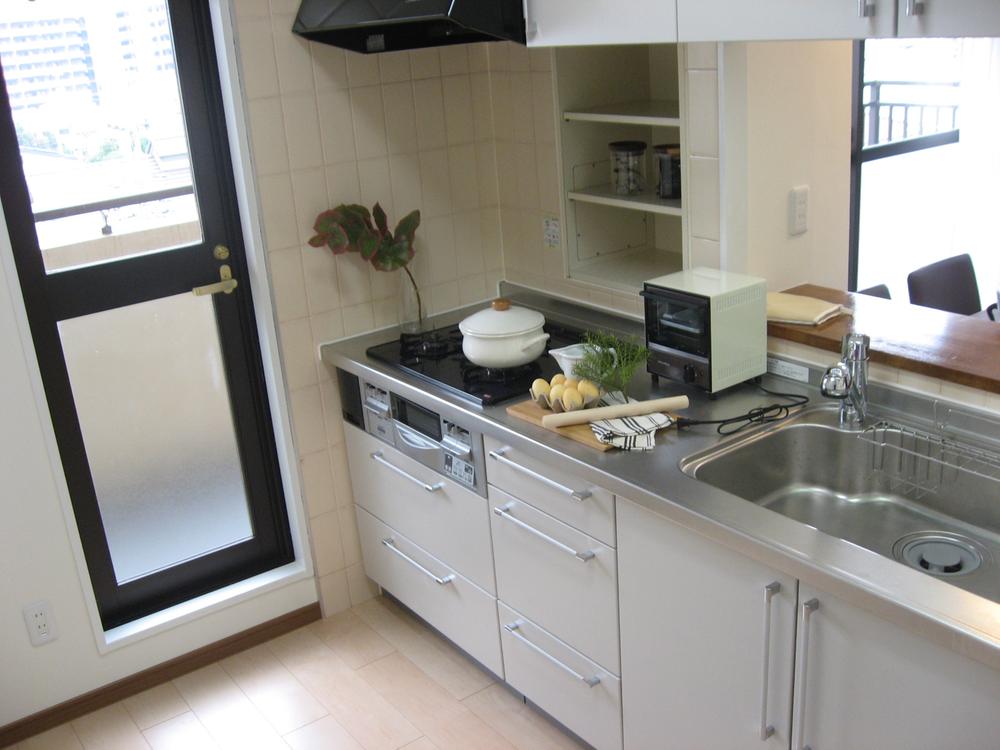 Kitchen. Popular counter kitchen. Fun you can dishes while watching the situation of children.