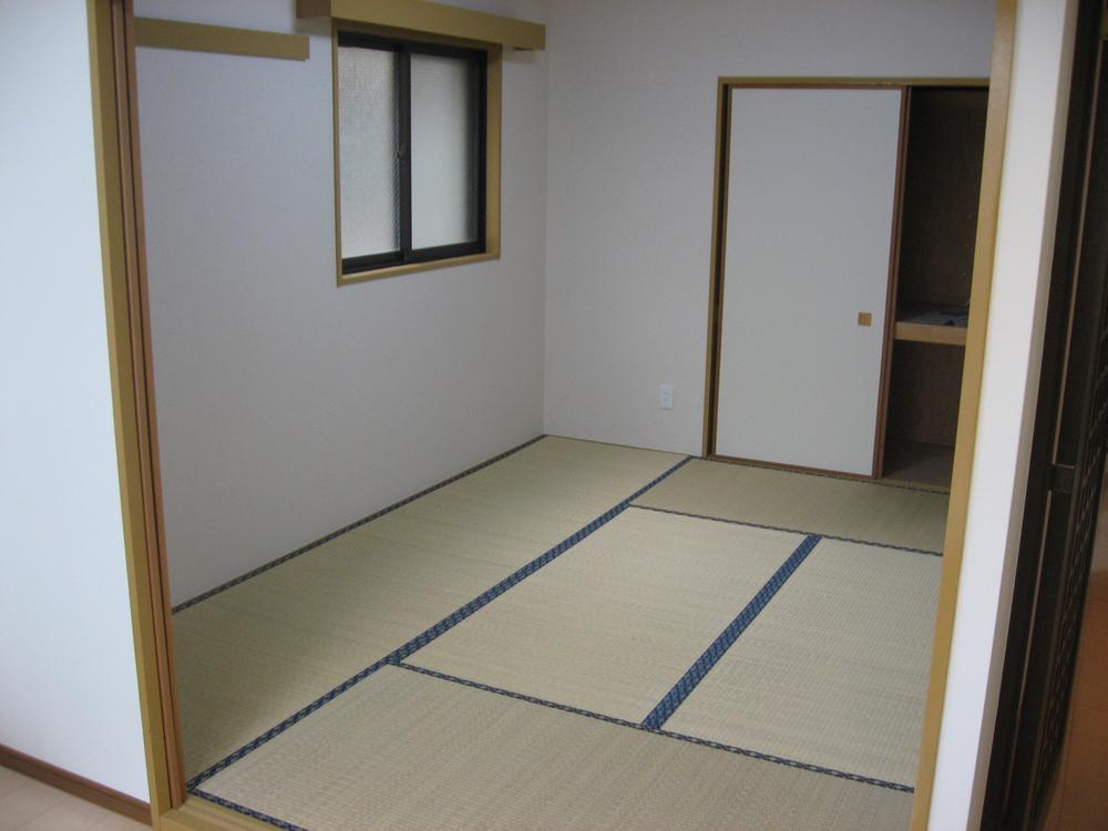 Non-living room. 6 tatami Japanese-style room is next to the living room. With a closet that futon can also be easily accommodated.