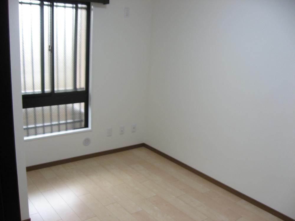 Non-living room. Day is a good Western-style.