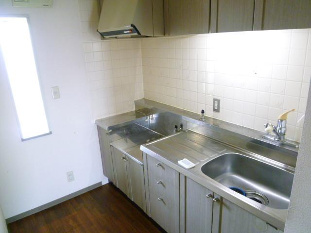 Kitchen. Two-burner gas stove can be installed