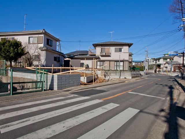 Local photos, including front road. Frontal road