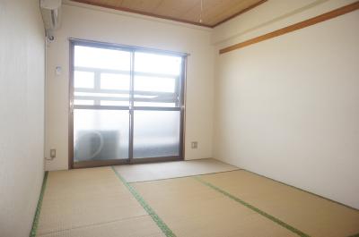 Living and room. Shelf of the kitchen side is useful.