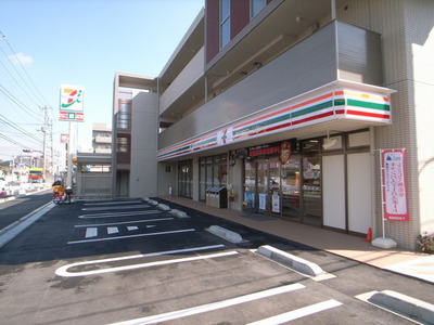 Convenience store. 525m to Seven-Eleven (convenience store)