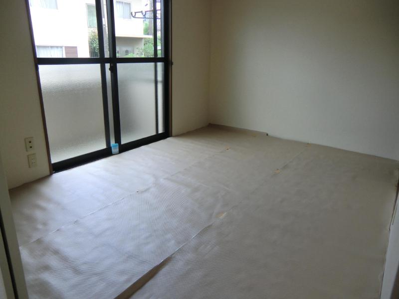 Other room space. There is a Japanese-style room settle