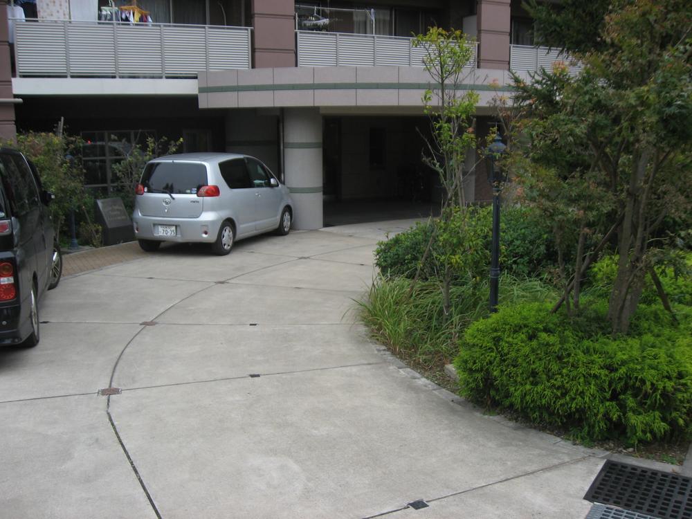 Local appearance photo. Convenient approach to loading and unloading of heavy luggage! Enter the car up to the entrance.