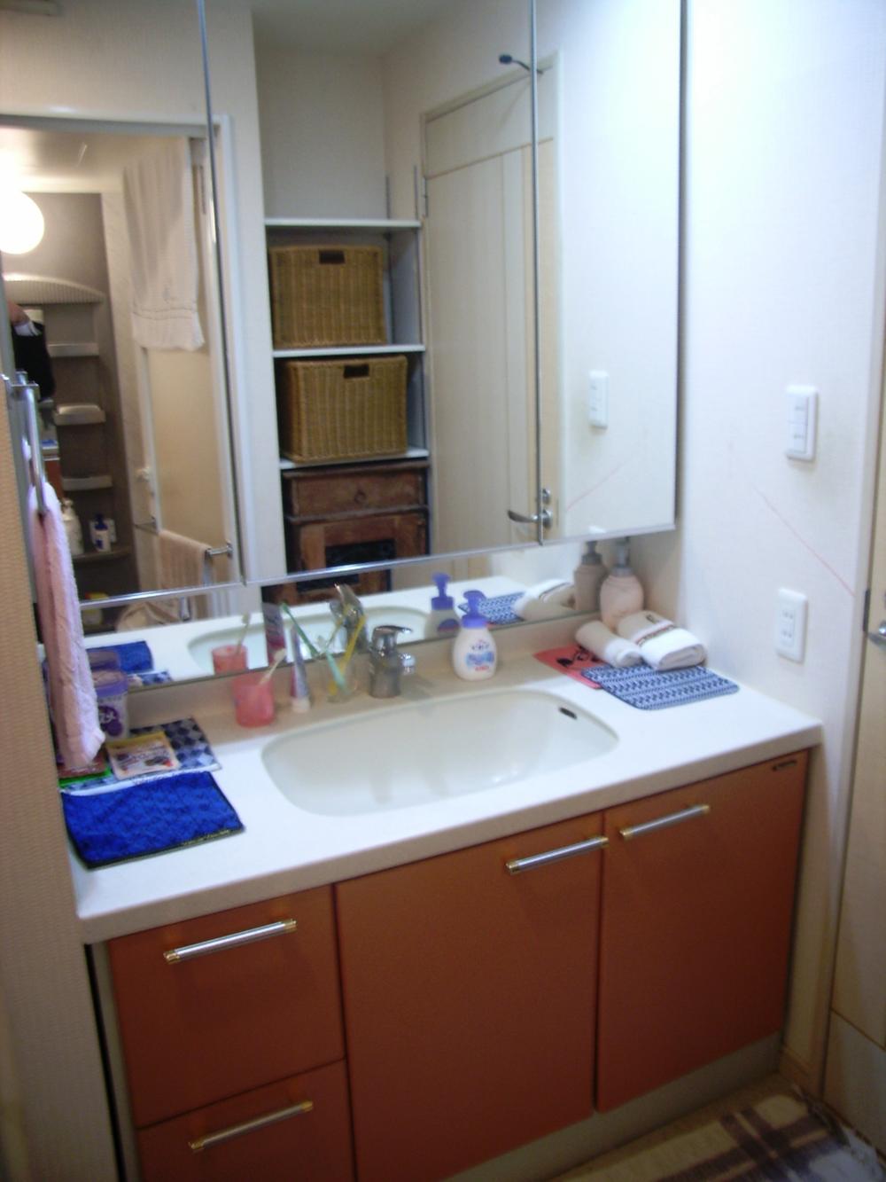 Wash basin, toilet. Indoor (10 May 2013) Shooting