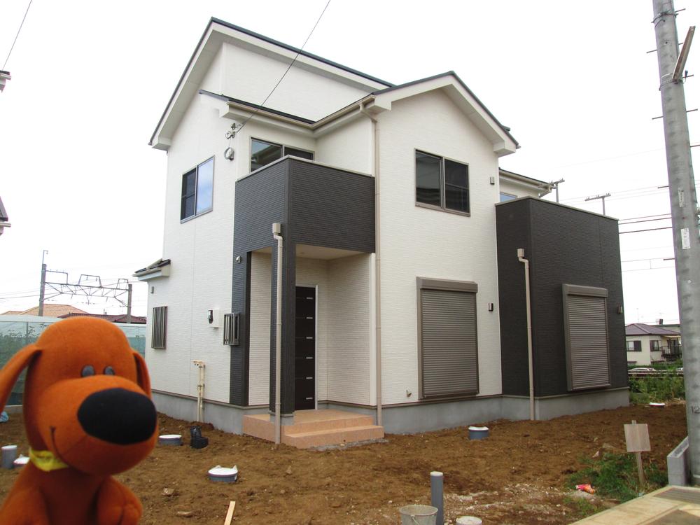 Local appearance photo. 32 Building