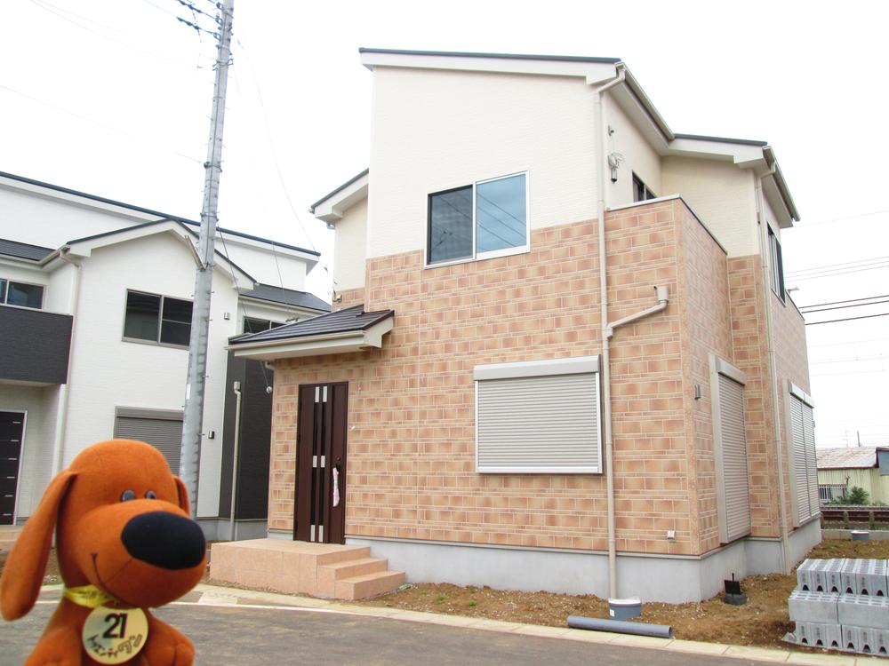 Local photos, including front road. 33 Building