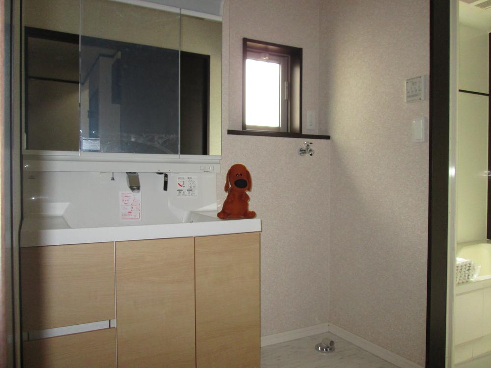 Wash basin, toilet. 11 Building