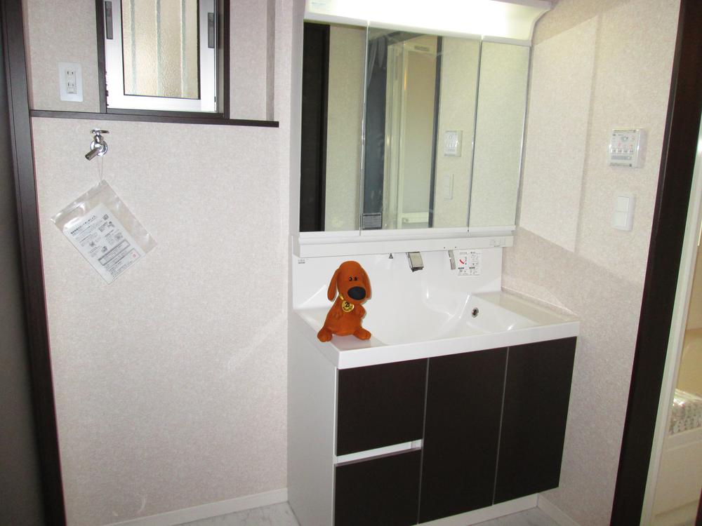 Wash basin, toilet. 33 Building