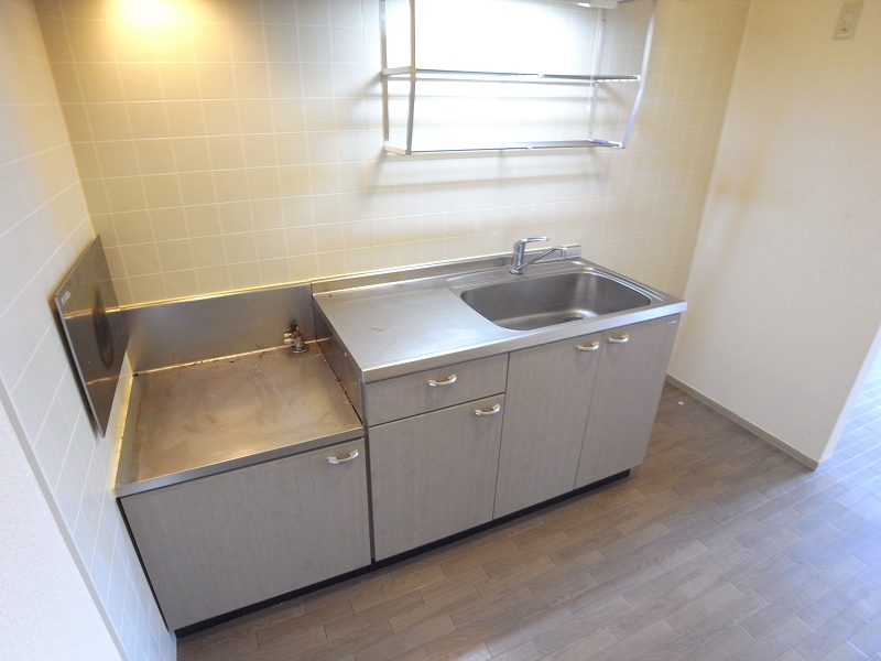 Kitchen. Spacious kitchen ^^ of gas stove installation Allowed