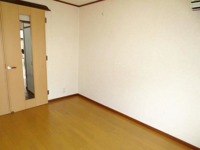 Living and room. Funabashi Station, Walk is a 10-minute of the room.