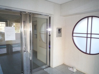 Entrance. With auto-lock that were considered to crime prevention surface