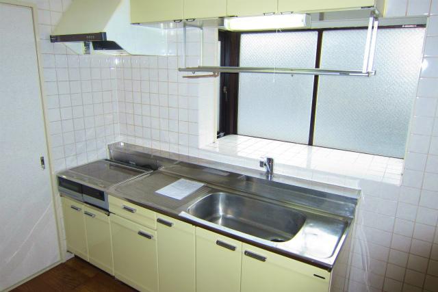 Kitchen. IH is a beautiful kitchen with a stove ☆