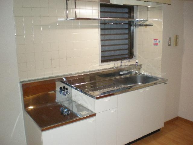 Living and room. A clean kitchen