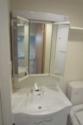 Washroom. It is the washstand of the triple mirror specification.