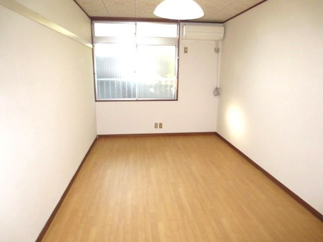 Living and room. Pleasant cushion floor of the new ☆