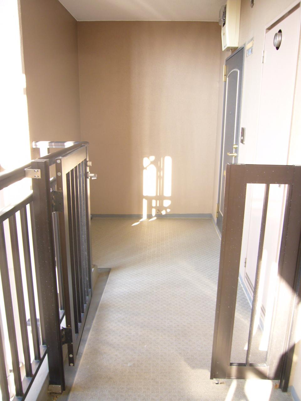 Entrance.  ◆ Entrance porch (October 2013) Shooting