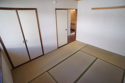 Living and room. It will calm the Japanese-style room.