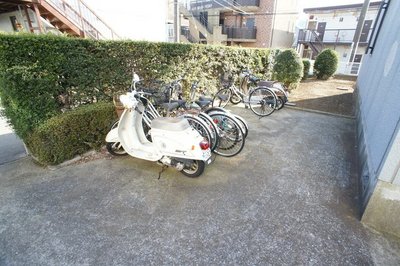 Other common areas. Bicycle parking is Yuzuria'.