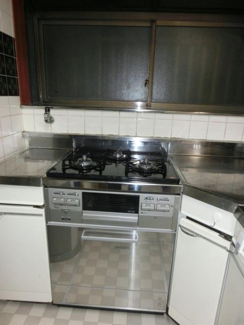 Kitchen. 3-burner stove in the kitchen