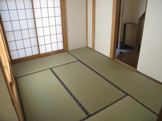 Non-living room. Sliding door ・ Is settled exchange Shoji Zhang. Tatami also beautiful