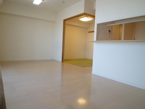 Living and room. LDK next to the Japanese-style room (Kyotatami)