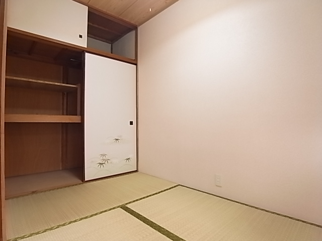 Other. I'm Japanese-style room is needed for Japanese.