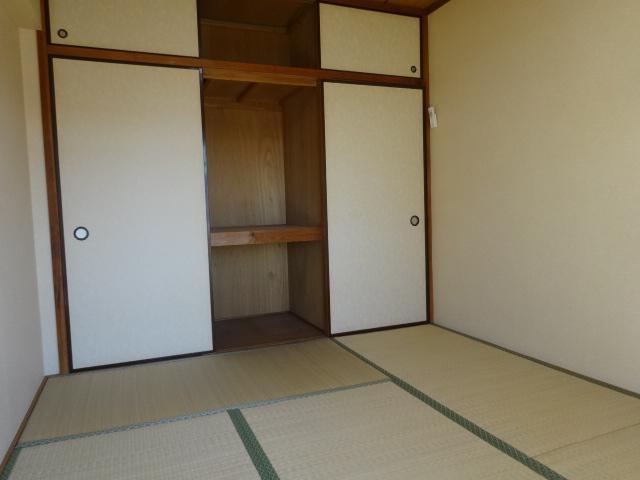 Entrance. One room looks want calm of Japan