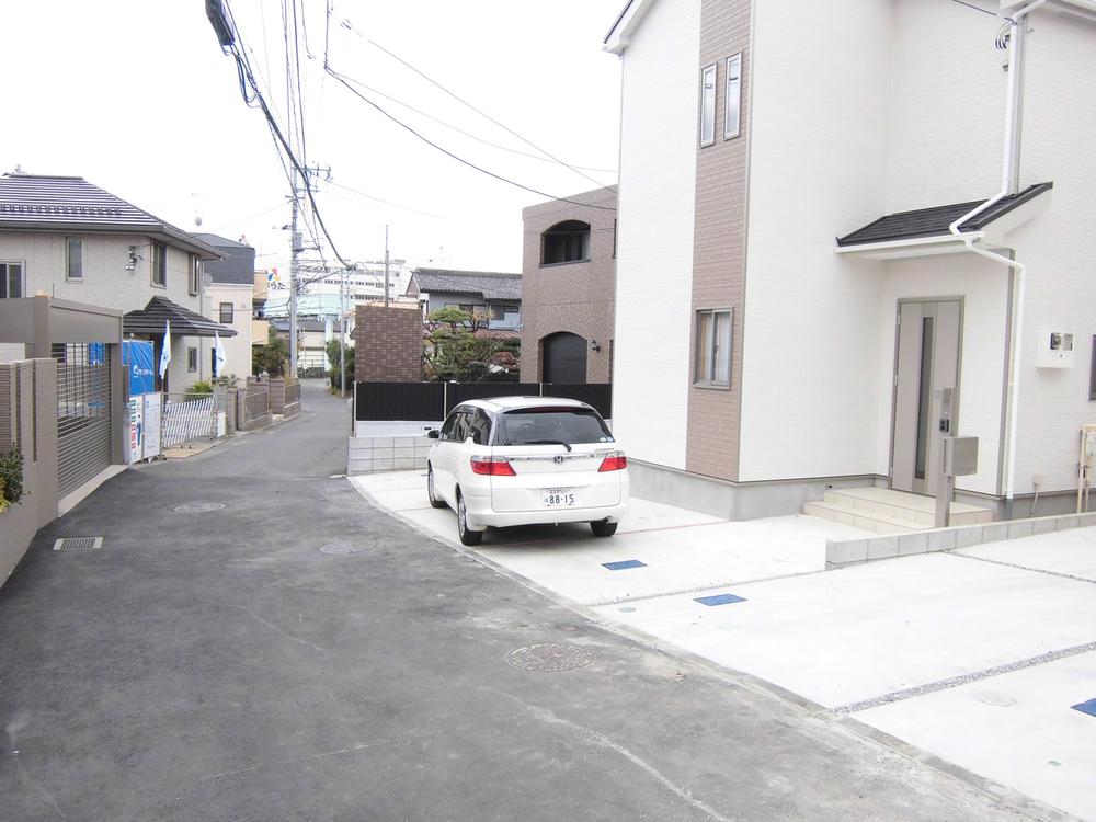 Local photos, including front road. Traffic volume is small (because of this former dead end)