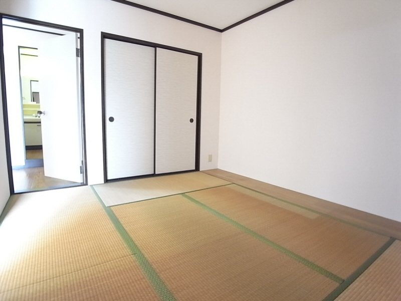 Living and room. Very calm Japanese-style room! Guests can relax purring ☆