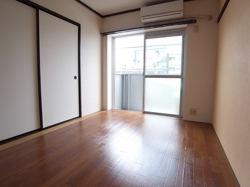 Living and room. Bright room in the west! It is life-friendly environment