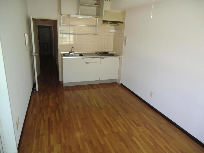 Other room space. It is south-facing 7.5 Pledge dining kitchen of