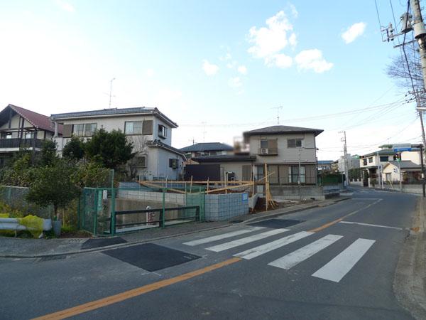 Local photos, including front road. Overall