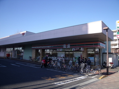 Convenience store. 690m to Seven-Eleven (convenience store)