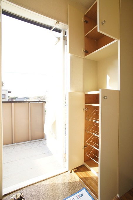 Entrance. Shoes BOX is divided into upper and lower (Photo No. 205 room Domato)