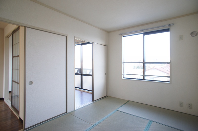 Living and room. It is a state seen from the Japanese-style room