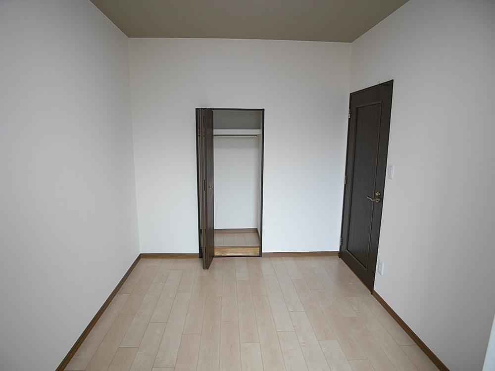 Non-living room. Indoor (07 May 2013) Shooting Western-style 2