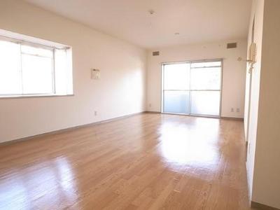 Living and room. Hey Hey fun is very spacious layout ~  ☆