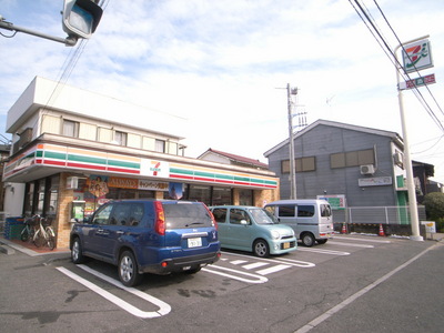 Convenience store. 300m to Seven-Eleven (convenience store)