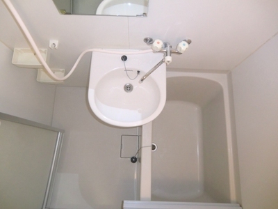 Washroom. Basin space